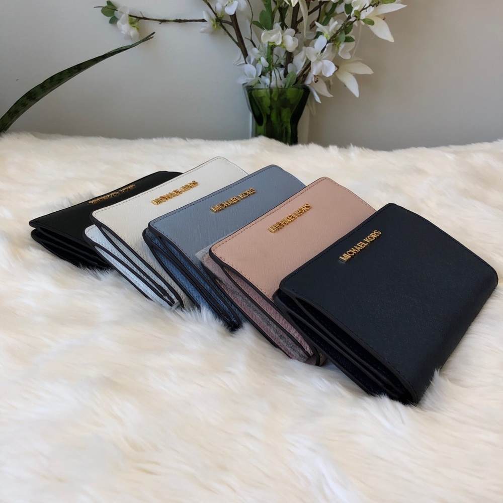 🌹5 of Michael Kors Bifold Wallet 🌹❤️ - Picture 2 of 7